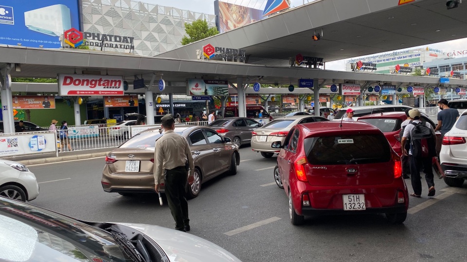 Tăng thêm làn xe cho taxi đón khách ở sân bay Tân Sơn Nhất - 4 Tăng thêm làn xe cho taxi đón khách ở sân bay Tân Sơn Nhất - 4