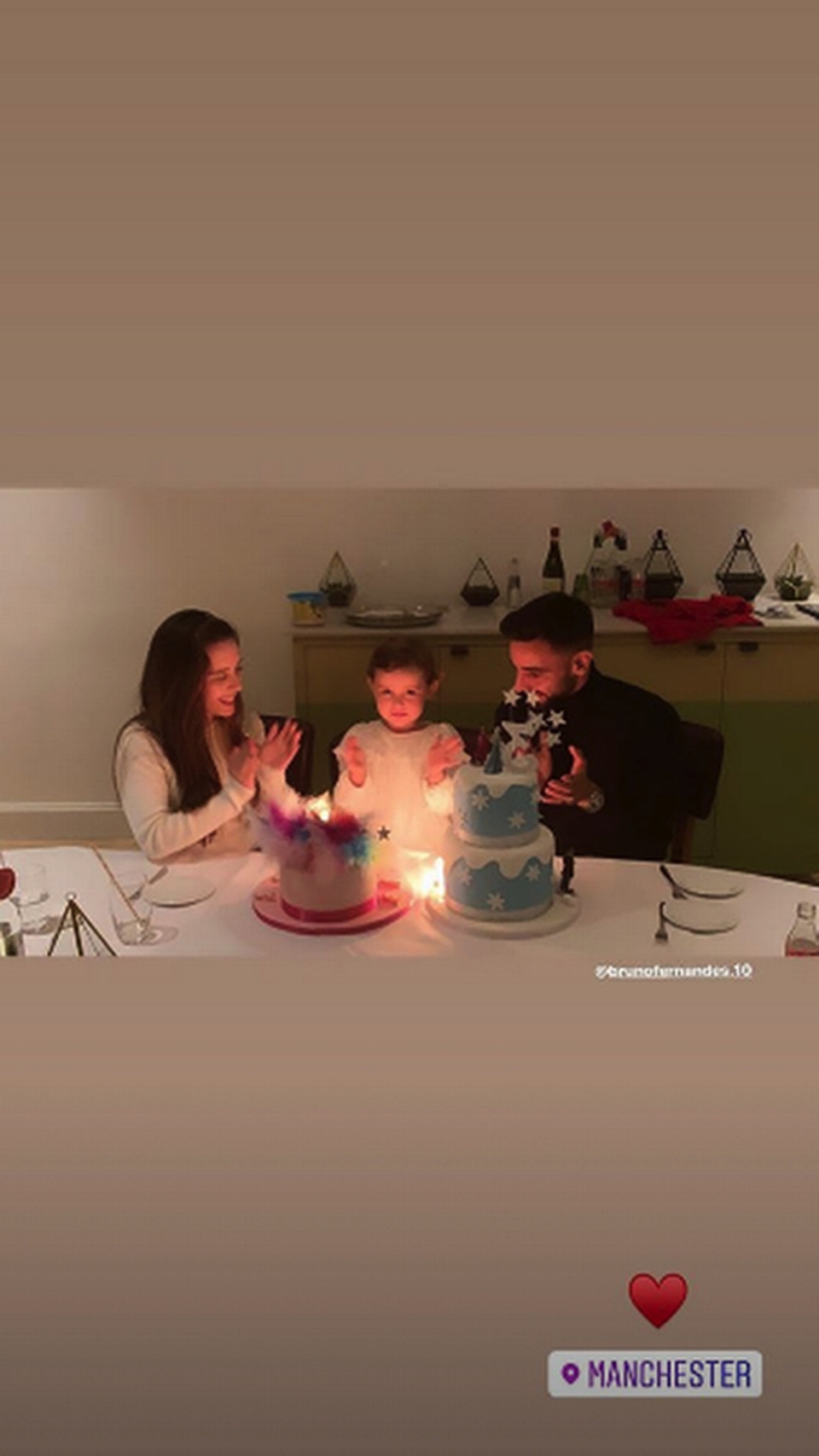 Cổ động viên Man Utd phát cuồng vì vợ đẹp, con xinh của Bruno Fernandes - 1 Cổ động viên Man Utd phát cuồng vì vợ đẹp, con xinh của Bruno Fernandes - 1