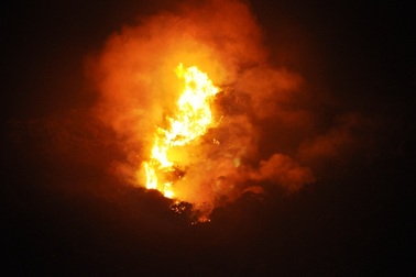 Gần 30 ha rừng tự nhiên bốc cháy dữ dội