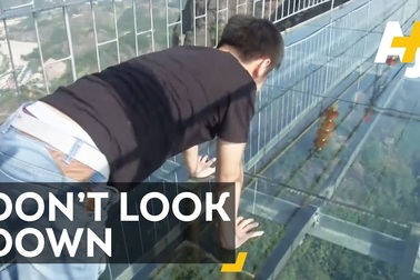 Du khách sợ hãi khi đi trên cầu kính ở Trương Gia Giới