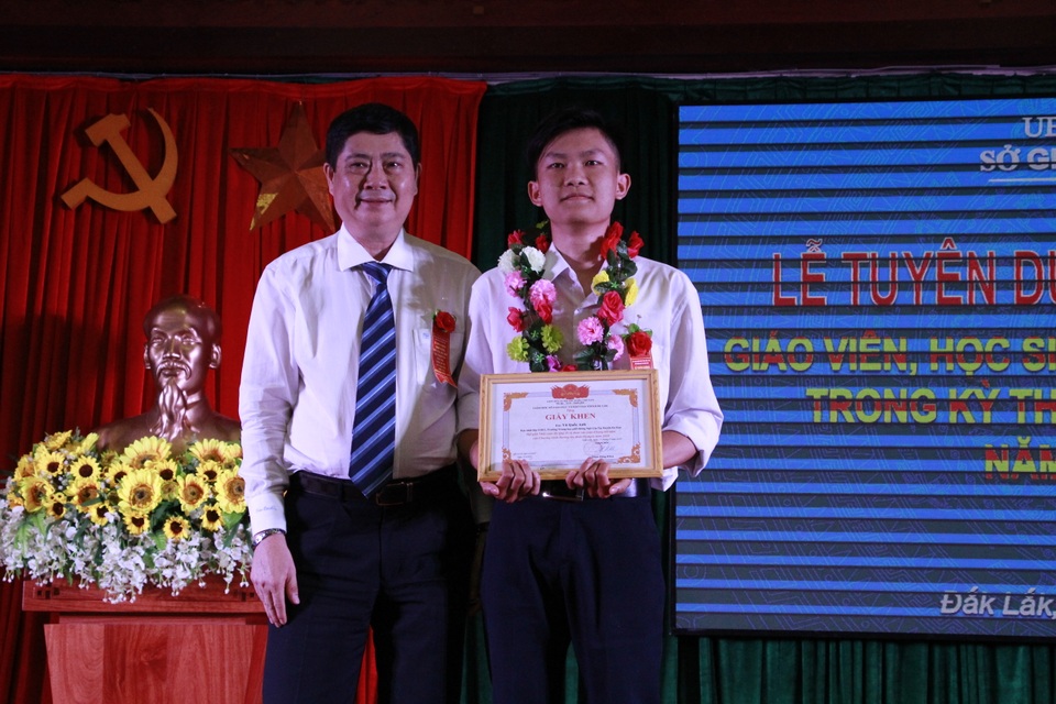 Đắk Lắk: Tuyên dương nam sinh lọt vào chung kết năm Olympia - 1 Đắk Lắk: Tuyên dương nam sinh lọt vào chung kết năm Olympia - 1