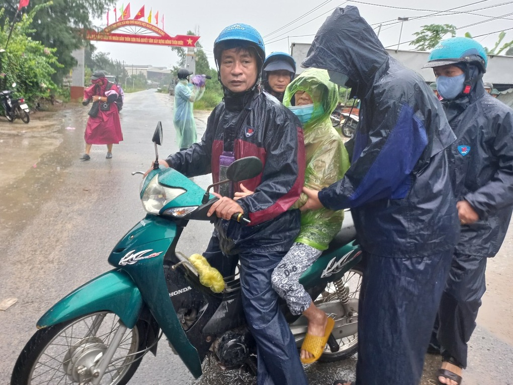 Người dân miền Trung rời làng đi tránh bão - 6 Người dân miền Trung rời làng đi tránh bão - 6