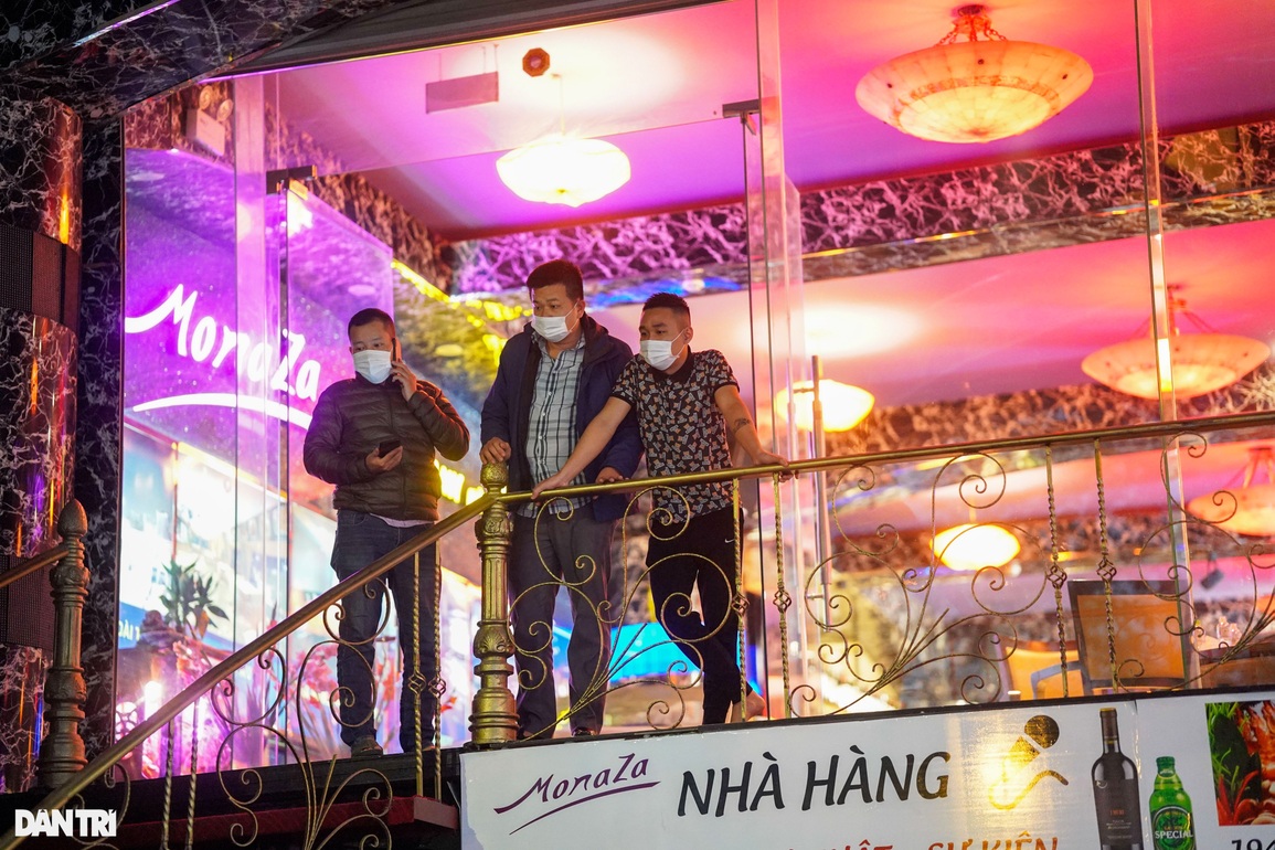 Cận cảnh nhà hàng Monaza bị phong tỏa, 126 người vạ vật chờ xét nghiệm - 2 Cận cảnh nhà hàng Monaza bị phong tỏa, 126 người vạ vật chờ xét nghiệm - 2