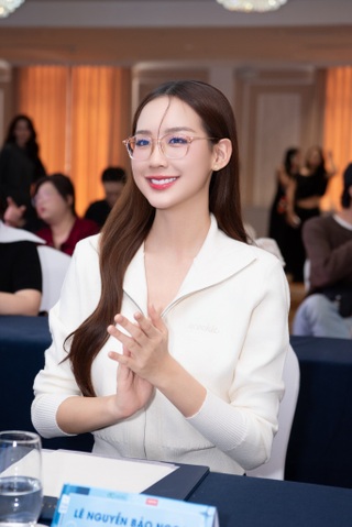 2 món phụ kiện không thể thiếu của hoa hậu 1,86m nói tiếng Anh "như gió" - 5