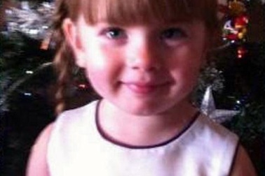 Bé gái 6 tuổi xông vào đám cháy cứu mẹ và em