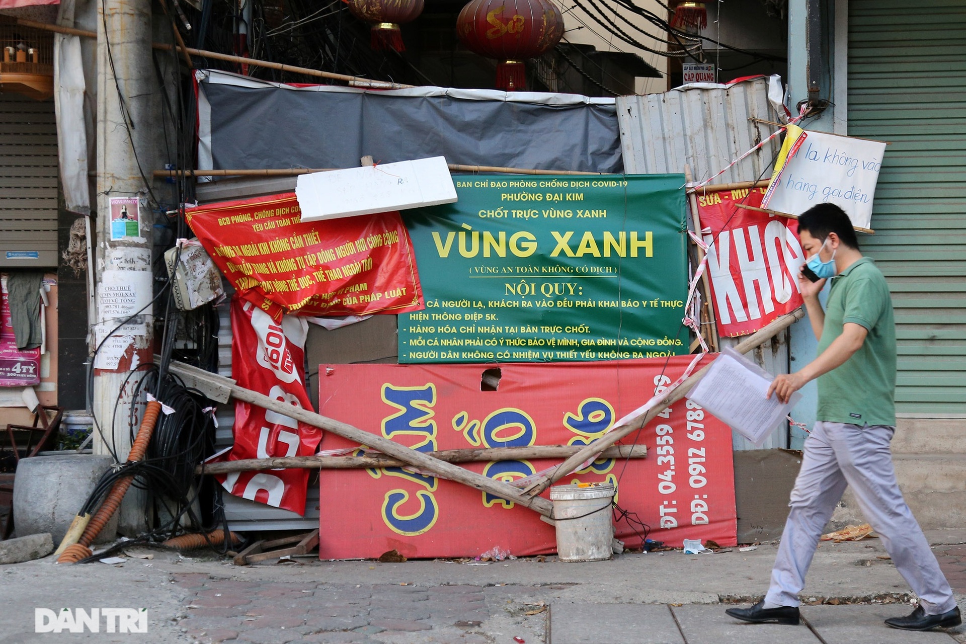 Ảnh tuần: Xuyên đêm xếp hàng tiêm vắc xin, bộ đội dầm mưa bão giúp dân - 2 Ảnh tuần: Xuyên đêm xếp hàng tiêm vắc xin, bộ đội dầm mưa bão giúp dân - 2