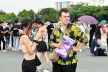 Khách Tây sốc với văn hóa "đu idol" của người Việt tại show Blackpink