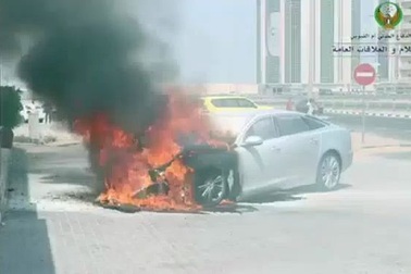 Ô tô bốc cháy đùng đùng vì trời quá nóng