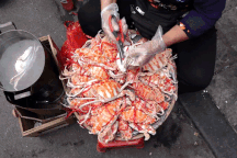 Mẹt ghẹ vỉa hè Hà Nội, bà chủ U70 chốt đơn "vèo vèo", ngày hết 30 kg