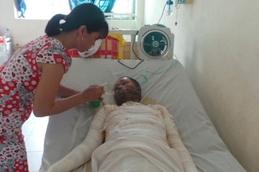 Người mẹ trẻ cận kề cái chết quay quắt nhớ con thơ