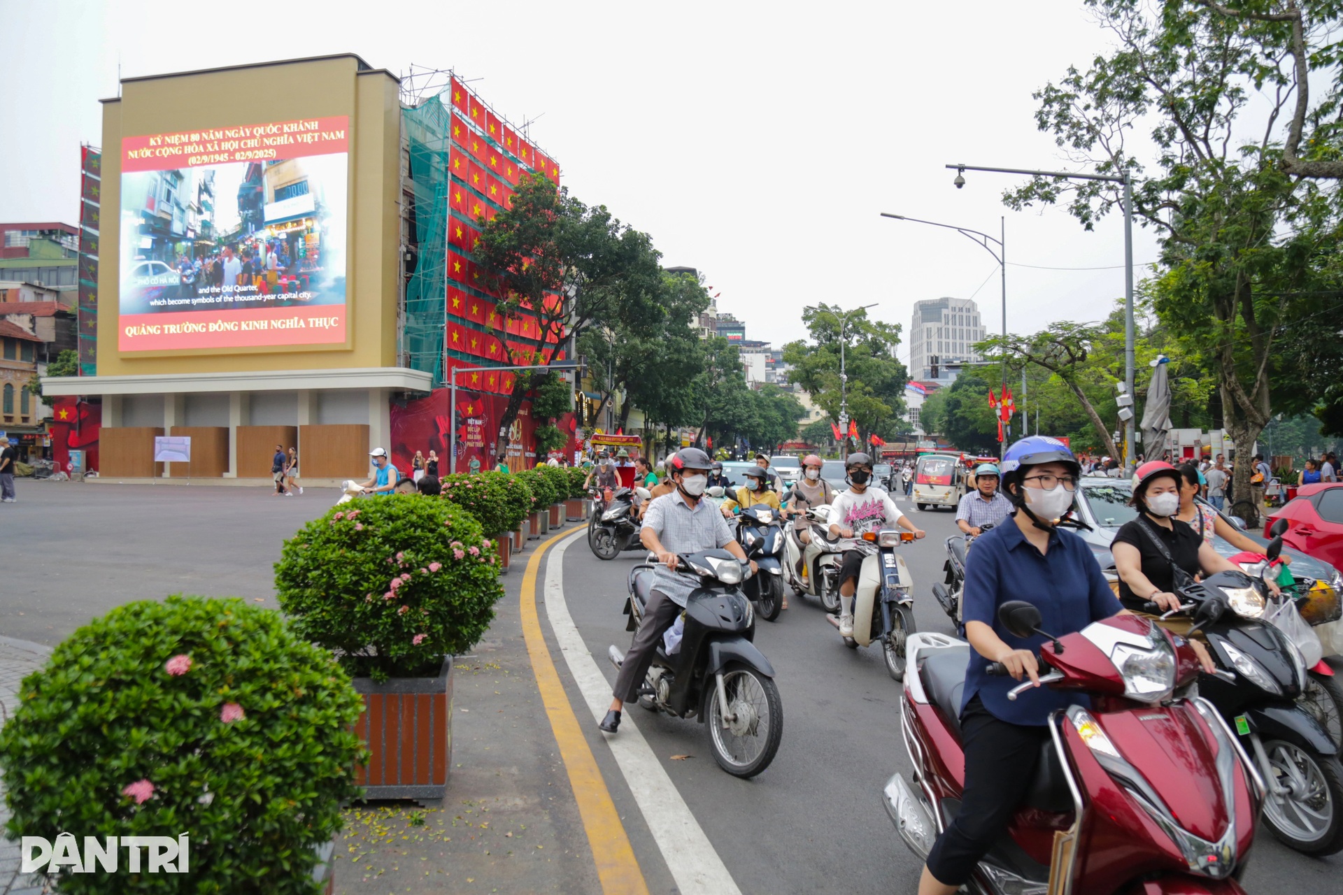 Cảnh sát phát loa, phân luồng tại Quảng trường Đông Kinh - Nghĩa Thục - 2 Cảnh sát phát loa, phân luồng tại Quảng trường Đông Kinh - Nghĩa Thục - 2