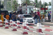 Trạm thu phí BOT Cai Lậy: Dùng thẻ ATM, tiền lẻ qua trạm…