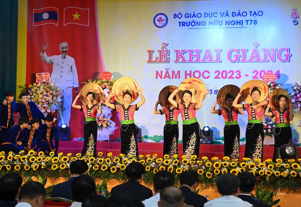 Chủ tịch Quốc hội: Mong thầy cô luôn giữ ngọn lửa tâm huyết với nghề - 4 Chủ tịch Quốc hội: Mong thầy cô luôn giữ ngọn lửa tâm huyết với nghề - 4