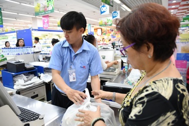 Đi siêu thị Co.opmart mua sữa xanh, mỹ phẩm xanh giảm giá