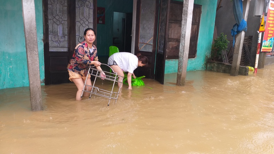 Đà Nẵng: Nhiều nơi vẫn ngập nặng, đã di dời hơn 2.500 người dân - 4 Đà Nẵng: Nhiều nơi vẫn ngập nặng, đã di dời hơn 2.500 người dân - 4