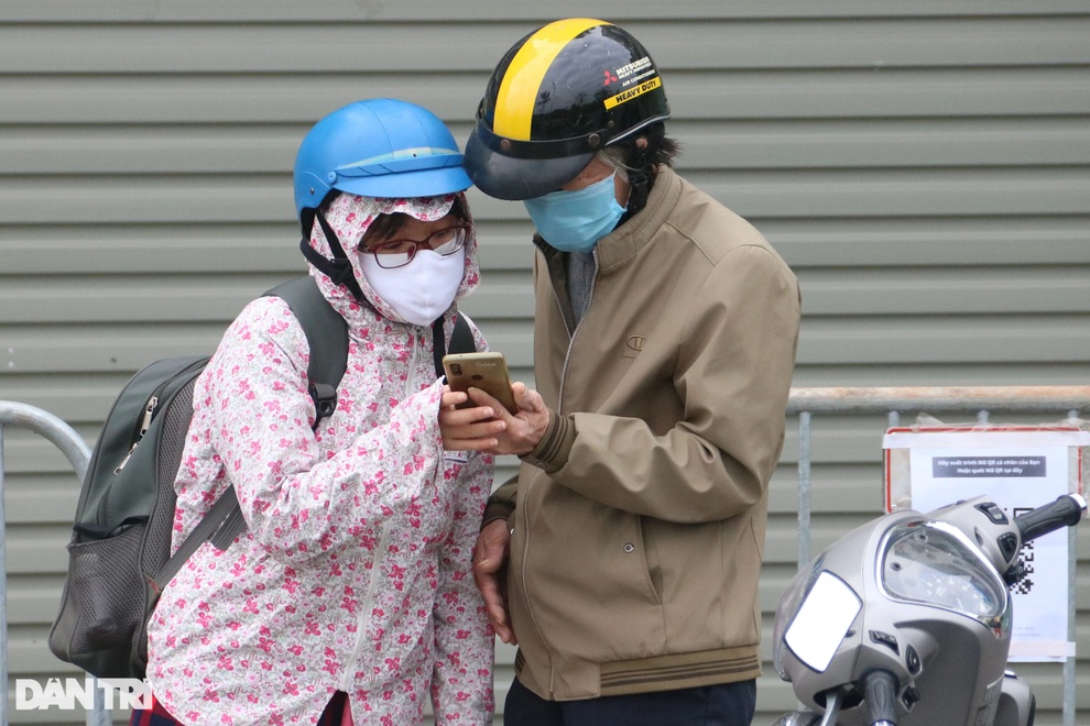 Hà Nội: Đông nghịt người quét QR Code tại ổ dịch Phú Đô - 9 Hà Nội: Đông nghịt người quét QR Code tại ổ dịch Phú Đô - 9