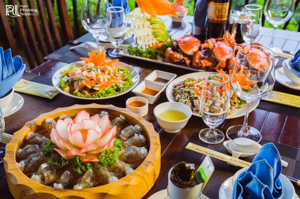 Ngọc Phương Nam - Nhà hàng 3 mặt hướng biển nổi bật tại Hạ Long - 5 Ngọc Phương Nam - Nhà hàng 3 mặt hướng biển nổi bật tại Hạ Long - 5