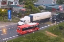 Khoảnh khắc xe ben vượt ẩu suýt gây tai nạn kinh hoàng cho xe khách