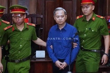 Nguyên Phó Chủ tịch TPHCM Nguyễn Hữu Tín đến tòa trong dáng vẻ gầy gò