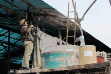 Dập nát tay và chân trái vì bị cuốn vào máy