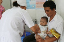 Nên giám sát trẻ sơ sinh sau tiêm vaccine Quinvaxem trong 24 giờ đầu