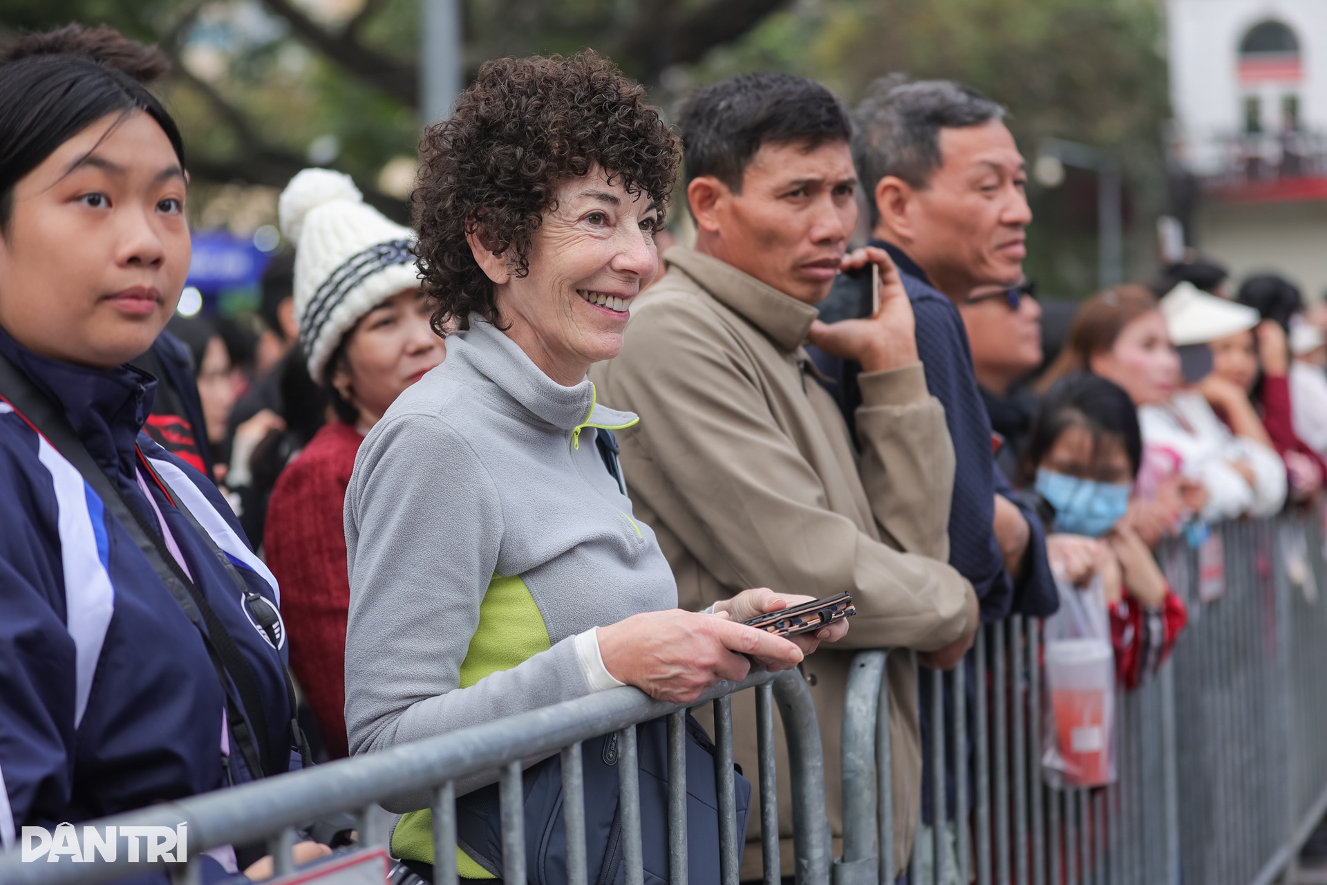 NSND Xuân Bắc làm chủ hôn cho 80 cặp đôi cưới chung ở phố đi bộ Hồ Gươm - 13 NSND Xuân Bắc làm chủ hôn cho 80 cặp đôi cưới chung ở phố đi bộ Hồ Gươm - 13