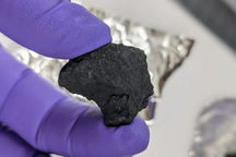 Thiên thạch hiếm rơi xuống Trái Đất tiết lộ nguồn gốc của nước