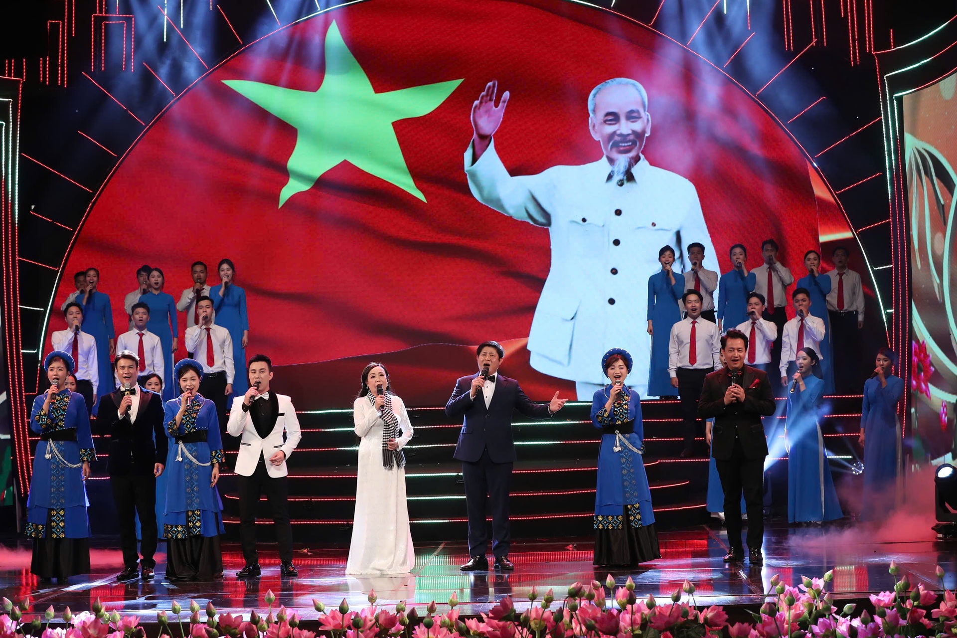 Xúc động chương trình nghệ thuật Quà tháng 5 dâng Người - 8 Xúc động chương trình nghệ thuật Quà tháng 5 dâng Người - 8