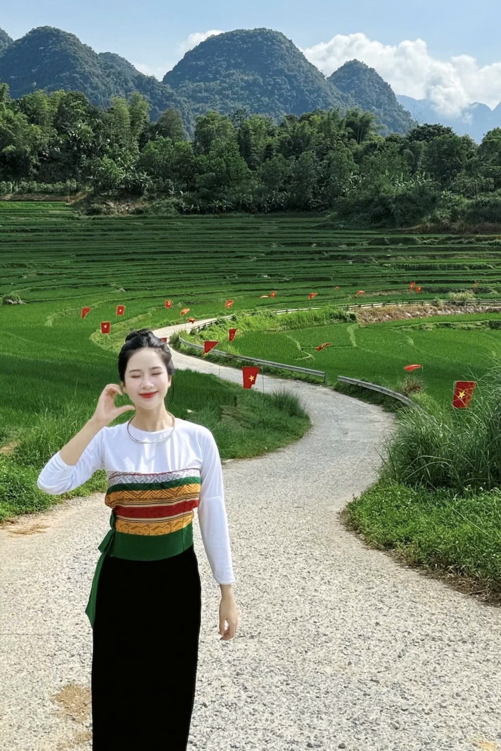 Con đường cờ đỏ sao vàng ở Pù Luông đẹp như tranh, hút khách dịp 2/9 - 1 Con đường cờ đỏ sao vàng ở Pù Luông đẹp như tranh, hút khách dịp 2/9 - 1