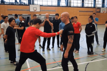 Tung chưởng đẩy võ sĩ Tây xa cả mét, "Lý Tiểu Long" Hàn Quốc bị nghi ngờ