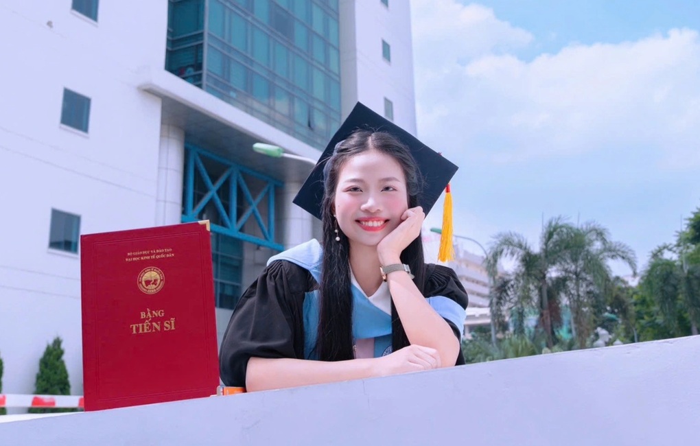 Super rar: o studentă de 25 de ani obține doctoratul după 3,5 ani de studiu - 2 Siêu hiếm: Nữ sinh 25 tuổi lấy bằng tiến sỹ sau 3,5 năm học - 2