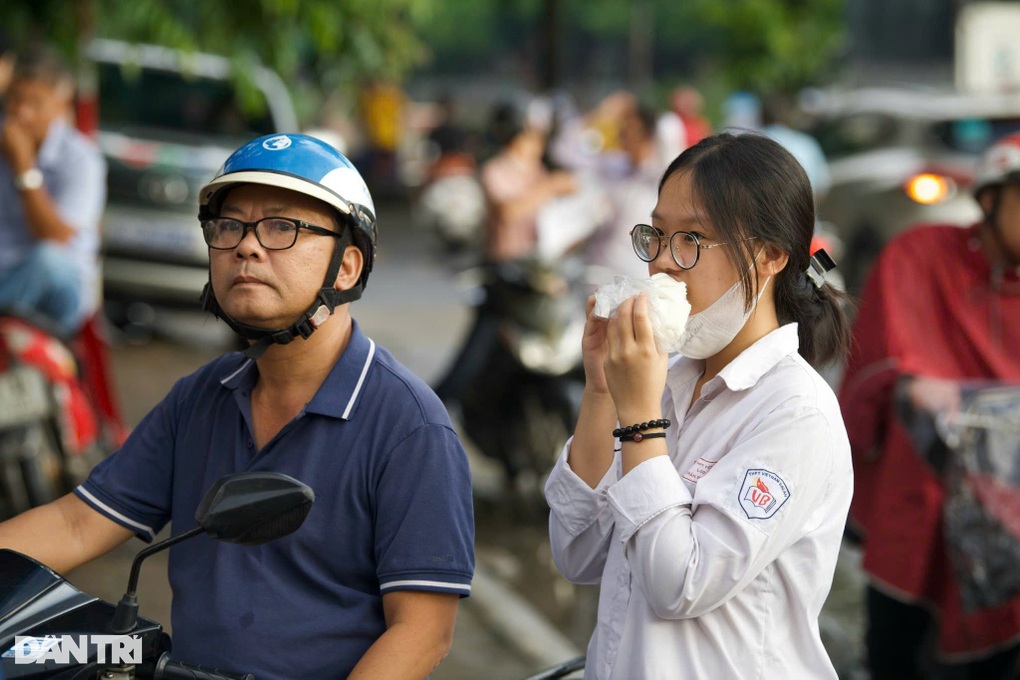 Phụ huynh ứa nước mắt vì có tiền cũng không tìm được chỗ học thêm cho con - 1