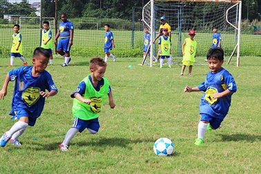 Bị sút bóng trúng bụng, cậu bé 13 tuổi ngất xỉu, ngừng tuần hoàn