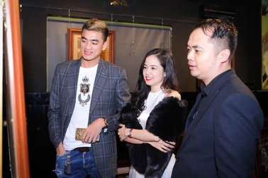 “Soái ca tài chính điện tử” vung tiền đấu giá tranh, tặng kim cương cho bạn gái nhân ngày Valentine