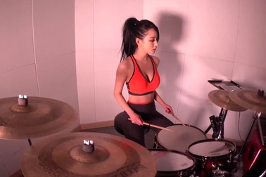 Màn trình diễn của tay trống nữ “nóng bỏng” khiến nhiều người khó rời mắt.