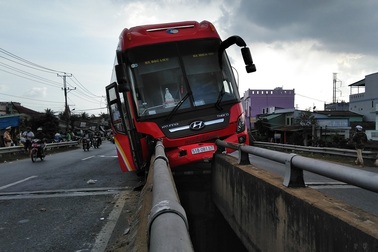 Xe giường nằm leo dải phân cách, 3 hành khách bị thương