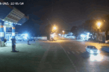 Xe máy kẹp 3 đấu đầu ô tô, một người tử vong