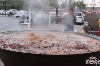 Quán lẩu bình dân hầm hơn 200 kg xương/ngày, khách đợi từ khi chưa mở bán