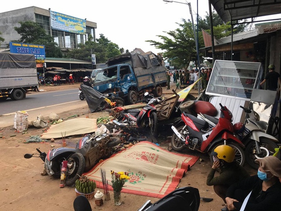 Phó Thủ tướng chỉ đạo xử lý nghiêm vi phạm về trật tự an toàn giao thông - 2 Phó Thủ tướng chỉ đạo xử lý nghiêm vi phạm về trật tự an toàn giao thông - 2