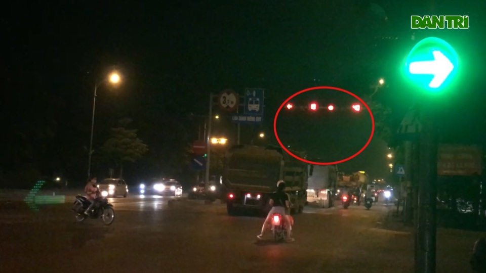 Hà Nội: Rùng mình cảnh hung thần xa lộ nối đuôi nhau vượt đèn đỏ - 3 Hà Nội: Rùng mình cảnh hung thần xa lộ nối đuôi nhau vượt đèn đỏ - 3