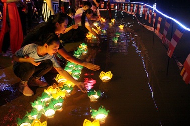 Hàng nghìn hoa đăng lung linh trong lễ Vu Lan ở Hòa Bình