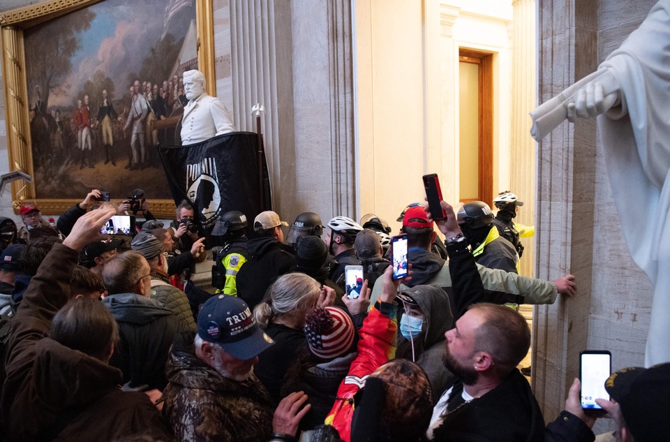 Tòa nhà quốc hội Mỹ tê liệt vì người biểu tình ủng hộ ông Trump - 12 Tòa nhà quốc hội Mỹ tê liệt vì người biểu tình ủng hộ ông Trump - 12