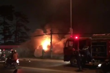 Lửa bao trùm dãy nhà tập thể ở Đà Lạt