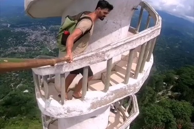 Rùng mình với cầu thang xoắn ốc không dành cho người sợ độ cao