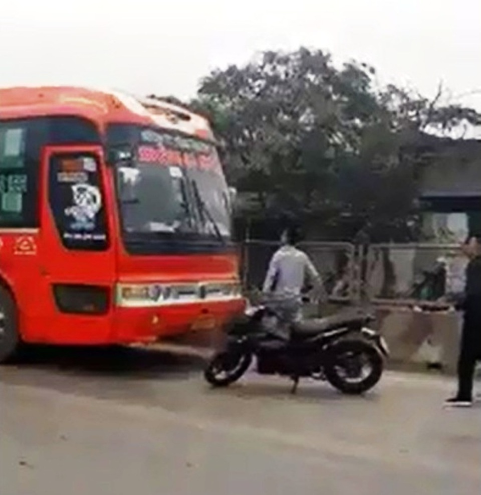 Hai thanh niên đập vỡ kính, truy đuổi xe khách hàng chục km - 2 Hai thanh niên đập vỡ kính, truy đuổi xe khách hàng chục km - 2