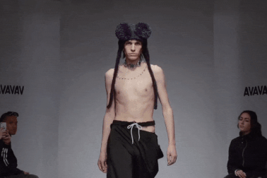 Trang phục của người mẫu bung rách tả tơi trong lúc biểu diễn