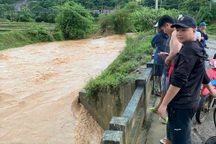 Hai mẹ con đi cho vịt ăn bị lũ quét cuốn trôi