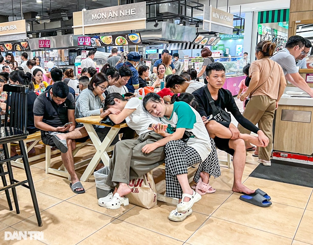 Hà Nội: Người dân đổ ra trung tâm thương mại, bãi sông Hồng tránh nóng - 1 Hà Nội: Người dân đổ ra trung tâm thương mại, bãi sông Hồng tránh nóng - 1