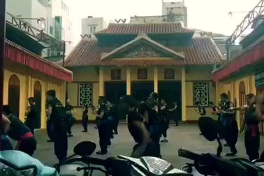 Võ sinh Nam Huỳnh Đạo luyện công, bỏ qua ồn ào ngoài cửa đình