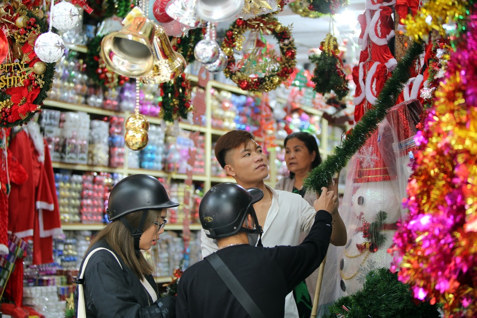 Đường phố Hà Nội được trang hoàng rực rỡ đón Giáng sinh - 12